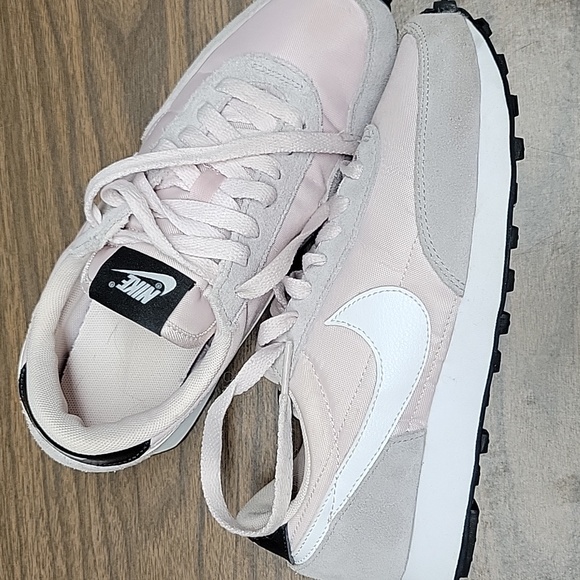 Nike Women's Daybreak 'Barely Rose' Retro sneakers. Like New - Picture 10 of 11